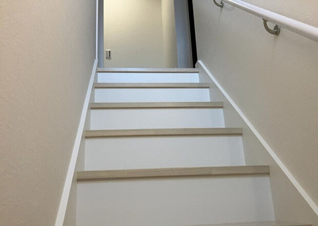 【内装】建物の上下階の通路である階段は、その位置によって動線や室内の印象が大きく左右されます。手摺にも重要な役割があり、転倒の防止・歩行や動作を円滑にして日常生活を支えることを主な目的として設置されています。