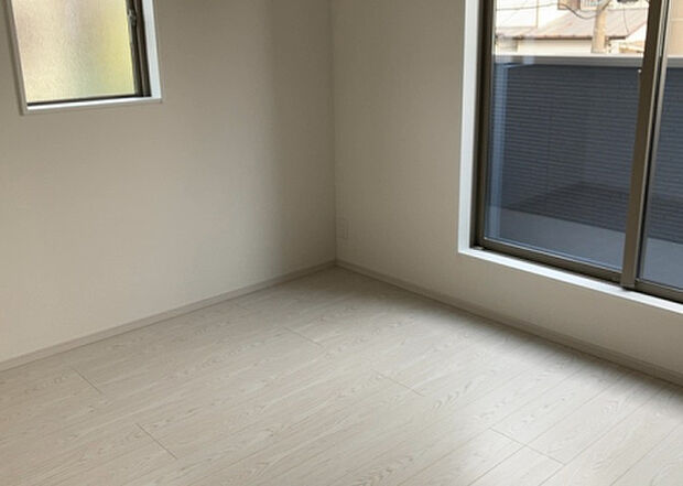 【洋室】洋室のメリットは重い家具が置きやすく、身の回りが整理しやすいことです。 床がフローリングのため畳とは異なり凹みにくいです。 クローゼットなど収納が豊富で、普段使わない旅行カバンや服の整頓も簡単にです。