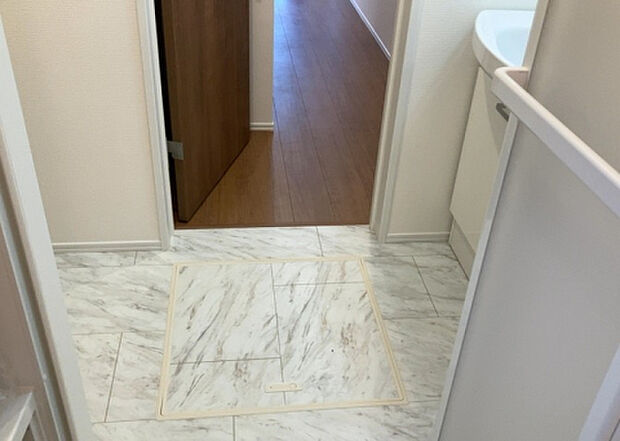 【脱衣場】多くの戸建て住宅で見かける洗面脱衣所は、洗面台と洗濯機が2畳ほどのスペースに並べられていて、洗面所が脱衣所を兼ね備えている間取りが一般的です。お客様が利用することもある、パブリックな空間でもあります。