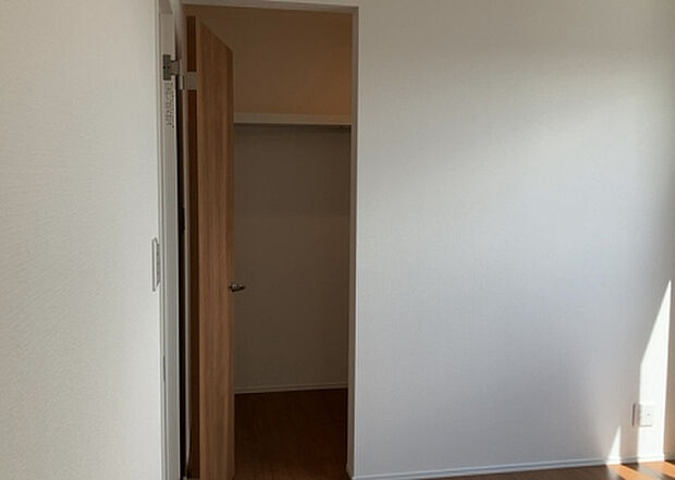 【ウォークインクローゼット】ウォークインクローゼットがあれば、クローゼット内でコーディネートが完成できますし、季節の変わり目に行う衣替えの手間も省けます。また、スーツケースなど大きいものもしまうことができ使い勝手がよいです。