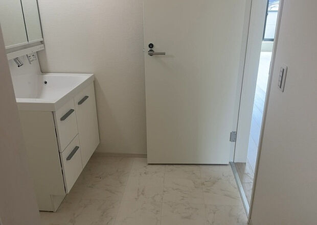 【脱衣場】多くの戸建て住宅で見かける洗面脱衣所は、洗面台と洗濯機が2畳ほどのスペースに並べられていて、洗面所が脱衣所を兼ね備えている間取りが一般的です。お客様が利用することもある、パブリックな空間でもあります。