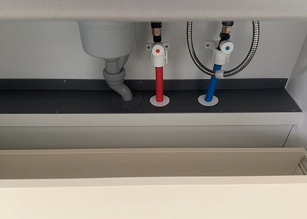 【キッチン水栓】キッチン水栓は、毎日必ず使うものだからこそ、使いやすさが重要です。シャワーヘッドの切り替えがスムーズか、吐水量が調節できるか、水しぶきが飛び散りにくい構造か、浄水機能が付いているかなど、日々の家事を快適にするための機能が数多くあります。また、デザインも多種多様なので、キッチン全体の雰囲気に合わせたものを選ぶことができます。