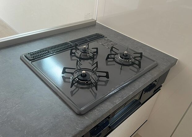 【キッチンコンロ】キッチンコンロは、料理の質を大きく左右する重要な設備です。火力調整のしやすさ、グリル機能の有無、安全装置の充実度など、選ぶポイントがたくさんあります。特に、IHクッキングヒーターは、お手入れのしやすさや安全性が高く、近年人気が高まっています。