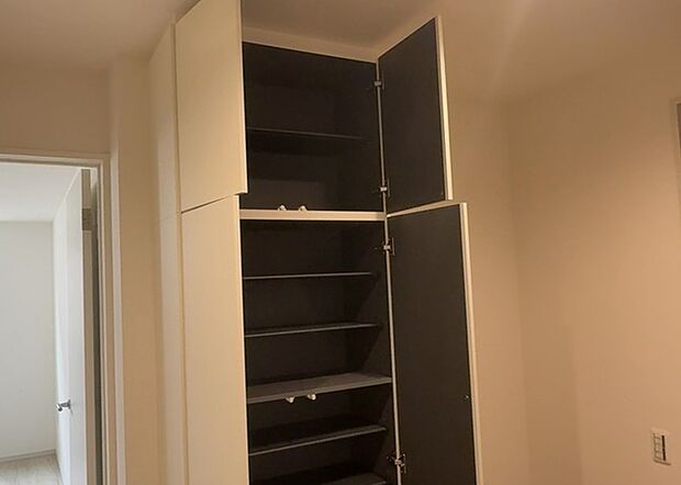 【玄関収納】玄関収納は、靴や傘、コートなどをスッキリと収納できるだけでなく、来客時に見せる顔となるため、家の顔とも言えます。収納量だけでなく、デザイン性も重視したいところです。ミラー付きの収納であれば、外出前の身だしなみチェックにも便利です。