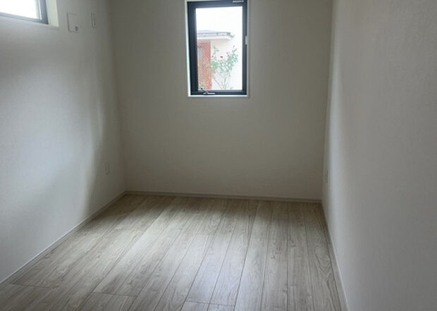 【洋室】洋室のメリットは重い家具が置きやすく、身の回りが整理しやすいことです。 床がフローリングのため畳とは異なり凹みにくいです。 クローゼットなど収納が豊富で、普段使わない旅行カバンや服の整頓も簡単にです。