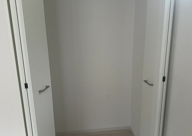 【ウォークインクローゼット】ウォークインクローゼットがあれば、クローゼット内でコーディネートが完成できますし、季節の変わり目に行う衣替えの手間も省けます。また、スーツケースなど大きいものもしまうことができ使い勝手がよいです。