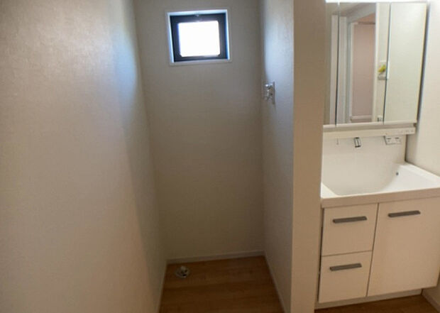 【ランドリースペース】ランドリースペースも気になります。洗濯機置場があり「洗う、干す、取り込む、アイロンがけ、たたむ」など、洗濯に関する家事をするための空間です。広さや収納など付帯設備も含めて、詳細は現地でご確認ください。