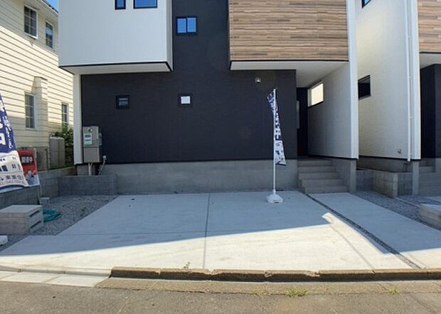 【駐車場】駐車場と明記されていても、最小スペースでつくられた駐車場だと大型車は駐車できなかったり、出入りしにくくなったりする可能性があります。お車のサイズと購入したい物件の駐車場のサイズを現地で確認しましょう。