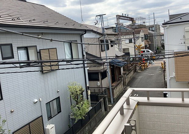 【物件からの展望】眺望を気にして物件を探す場合、前面に建物が建っていないか現地で確認しましょう！前面に建物があると景色はもちろん、日当たりや風通しにも影響が出てきます。住んだ時のことを想像しながら現地見学をしましょう。