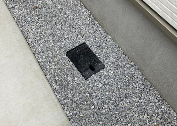 【その他設備】敷地内には、散水栓や立水栓があります。水道水を直接利用できるため、水を運ぶ手間を省くことが出来ます。大量の水を必要とする洗車作業や清掃などに役立ちます。その他設備とあわせて、現地でご確認ください。