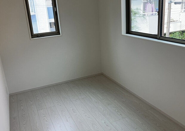 【洋室】洋室のメリットは重い家具が置きやすく、身の回りが整理しやすいことです。 床がフローリングのため畳とは異なり凹みにくいです。 クローゼットなど収納が豊富で、普段使わない旅行カバンや服の整頓も簡単にです。