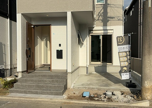 【前面道路含む現地写真_2】お持ちの車種によっては前面道路が広い方が便利でしょう。しかし、前面道路が広ければその分交通量が多くなるため、騒音などが気になる場合があります。実際に現地を見学し、周辺交通量や騒音などを確認しましょう！