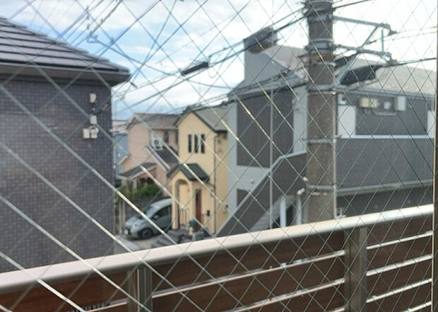 【物件からの展望】眺望を気にして物件を探す場合、前面に建物が建っていないか現地で確認しましょう！前面に建物があると景色はもちろん、日当たりや風通しにも影響が出てきます。住んだ時のことを想像しながら現地見学をしましょう。