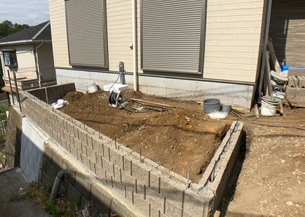 【庭】庭があることでガーデニングや家庭菜園はもちろん、こどもの遊び場やペットを放して遊ぶことができます。また、家の周囲に余裕があるということです。隣地との間があれば、十分な日当たりと、風通しが確保できます。