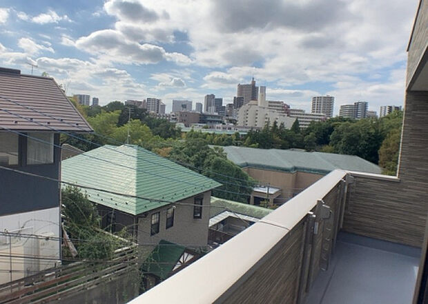 【物件からの展望】眺望を気にして物件を探す場合、前面に建物が建っていないか現地で確認しましょう！前面に建物があると景色はもちろん、日当たりや風通しにも影響が出てきます。住んだ時のことを想像しながら現地見学をしましょう。