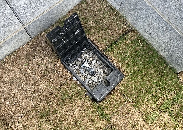 【外水栓】外水栓は、庭の水やりや洗車など、様々な用途に使える便利な設備です。ホースがしっかりと接続できるもの、水圧が安定しているものなど、使い勝手の良いものを選びましょう。また、凍結防止機能が付いているものなら、冬場でも安心して使用できます。