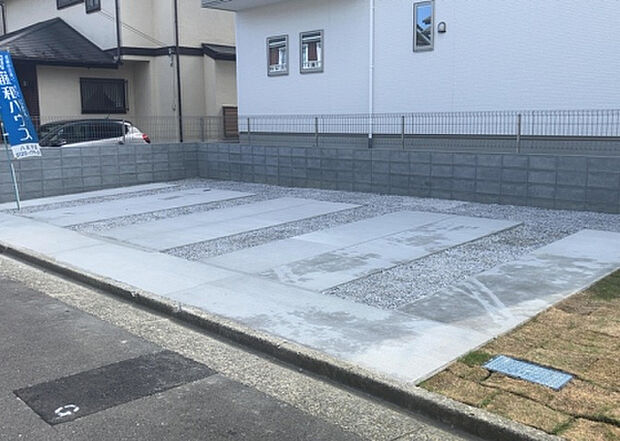 【駐車場】駐車場と明記されていても、最小スペースでつくられた駐車場だと大型車は駐車できなかったり、出入りしにくくなったりする可能性があります。お車のサイズと購入したい物件の駐車場のサイズを現地で確認しましょう。