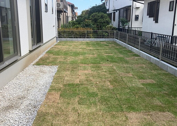【庭】庭があることでガーデニングや家庭菜園はもちろん、こどもの遊び場やペットを放して遊ぶことができます。また、家の周囲に余裕があるということです。隣地との間があれば、十分な日当たりと、風通しが確保できます。