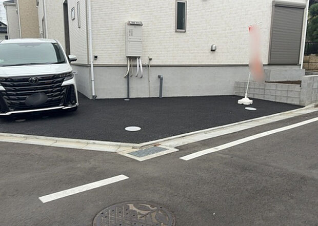 【駐車場】駐車場と明記されていても、最小スペースでつくられた駐車場だと大型車は駐車できなかったり、出入りしにくくなったりする可能性があります。お車のサイズと購入したい物件の駐車場のサイズを現地で確認しましょう。