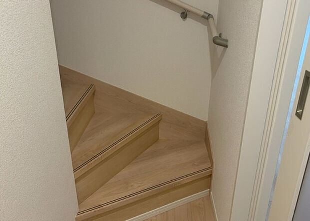 【内装】建物の上下階の通路である階段は、その位置によって動線や室内の印象が大きく左右されます。手摺にも重要な役割があり、転倒の防止・歩行や動作を円滑にして日常生活を支えることを主な目的として設置されています。