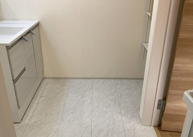 【脱衣場】多くの戸建て住宅で見かける洗面脱衣所は、洗面台と洗濯機が2畳ほどのスペースに並べられていて、洗面所が脱衣所を兼ね備えている間取りが一般的です。お客様が利用することもある、パブリックな空間でもあります。