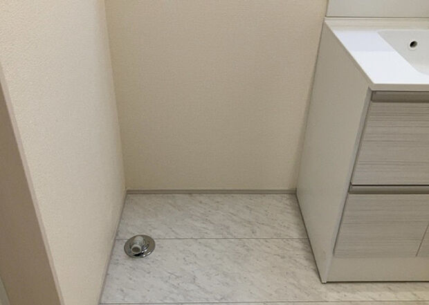 【ランドリースペース】ランドリースペースも気になります。洗濯機置場があり「洗う、干す、取り込む、アイロンがけ、たたむ」など、洗濯に関する家事をするための空間です。広さや収納など付帯設備も含めて、詳細は現地でご確認ください。