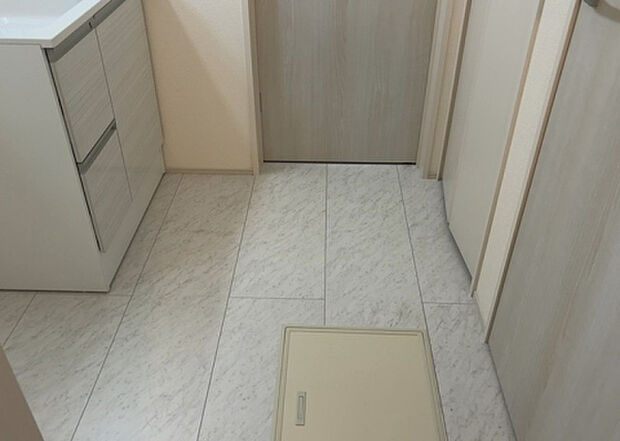 【脱衣場】多くの戸建て住宅で見かける洗面脱衣所は、洗面台と洗濯機が2畳ほどのスペースに並べられていて、洗面所が脱衣所を兼ね備えている間取りが一般的です。お客様が利用することもある、パブリックな空間でもあります。