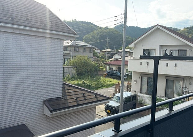 【物件からの展望】眺望を気にして物件を探す場合、前面に建物が建っていないか現地で確認しましょう！前面に建物があると景色はもちろん、日当たりや風通しにも影響が出てきます。住んだ時のことを想像しながら現地見学をしましょう。