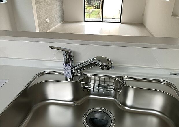 【キッチン水栓】キッチン水栓は、毎日必ず使うものだからこそ、使いやすさが重要です。シャワーヘッドの切り替えがスムーズか、吐水量が調節できるか、水しぶきが飛び散りにくい構造か、浄水機能が付いているかなど、日々の家事を快適にするための機能が数多くあります。また、デザインも多種多様なので、キッチン全体の雰囲気に合わせたものを選ぶことができます。