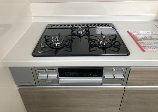 【キッチンコンロ】キッチンコンロは、料理の質を大きく左右する重要な設備です。火力調整のしやすさ、グリル機能の有無、安全装置の充実度など、選ぶポイントがたくさんあります。特に、IHクッキングヒーターは、お手入れのしやすさや安全性が高く、近年人気が高まっています。