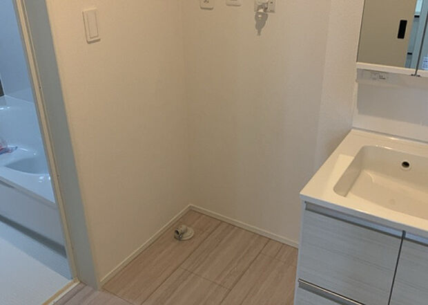 【ランドリースペース】ランドリースペースも気になります。洗濯機置場があり「洗う、干す、取り込む、アイロンがけ、たたむ」など、洗濯に関する家事をするための空間です。広さや収納など付帯設備も含めて、詳細は現地でご確認ください。