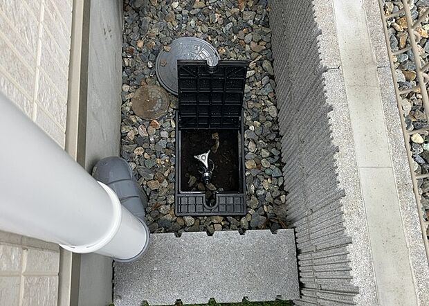 【外水栓】外水栓は、庭の水やりや洗車など、様々な用途に使える便利な設備です。ホースがしっかりと接続できるもの、水圧が安定しているものなど、使い勝手の良いものを選びましょう。また、凍結防止機能が付いているものなら、冬場でも安心して使用できます。
