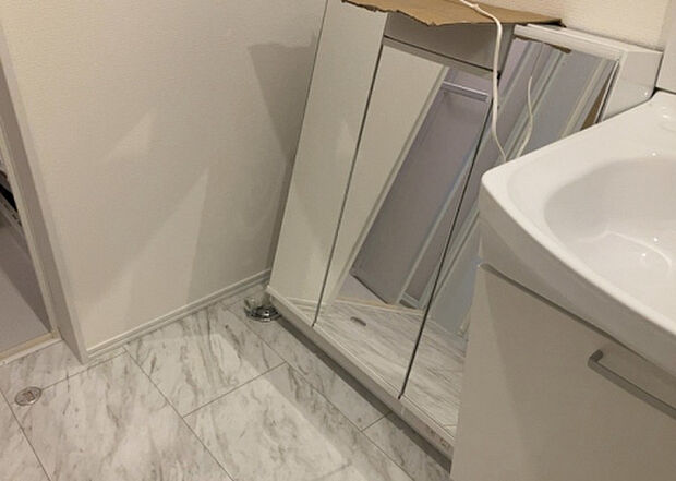 【ランドリースペース】ランドリースペースも気になります。洗濯機置場があり「洗う、干す、取り込む、アイロンがけ、たたむ」など、洗濯に関する家事をするための空間です。広さや収納など付帯設備も含めて、詳細は現地でご確認ください。