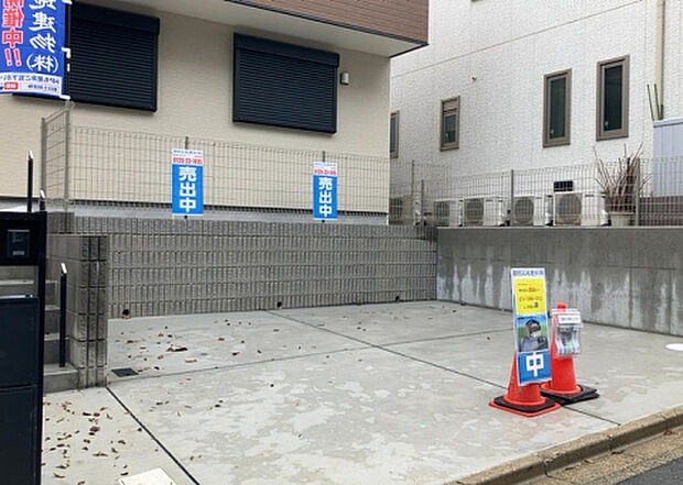 【駐車場】駐車場と明記されていても、最小スペースでつくられた駐車場だと大型車は駐車できなかったり、出入りしにくくなったりする可能性があります。お車のサイズと購入したい物件の駐車場のサイズを現地で確認しましょう。