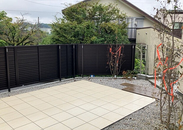 【庭】庭があることでガーデニングや家庭菜園はもちろん、こどもの遊び場やペットを放して遊ぶことができます。また、家の周囲に余裕があるということです。隣地との間があれば、十分な日当たりと、風通しが確保できます。