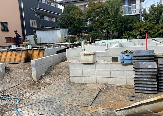 【玄関_2】玄関は、狭すぎると複数人で使いにくく、広すぎても無駄な空間になりがちです。最低2畳を目安にして、家の広さとの兼ね合いや家族の人数を考慮して決めるとよいでしょう。現地を見学して快適な玄関を選びましょう！