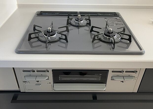 【キッチンコンロ】キッチンコンロは、料理の質を大きく左右する重要な設備です。火力調整のしやすさ、グリル機能の有無、安全装置の充実度など、選ぶポイントがたくさんあります。特に、IHクッキングヒーターは、お手入れのしやすさや安全性が高く、近年人気が高まっています。