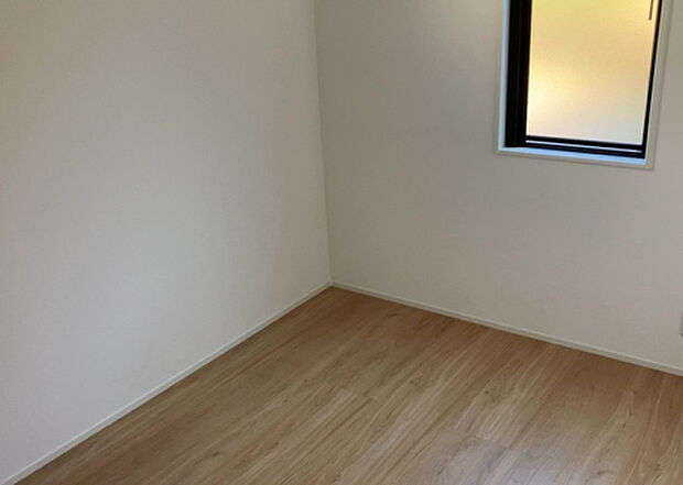 【洋室】洋室のメリットは重い家具が置きやすく、身の回りが整理しやすいことです。 床がフローリングのため畳とは異なり凹みにくいです。 クローゼットなど収納が豊富で、普段使わない旅行カバンや服の整頓も簡単にです。