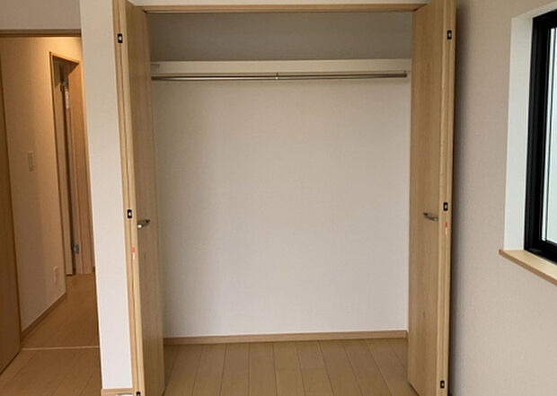 【ウォークインクローゼット】ウォークインクローゼットがあれば、クローゼット内でコーディネートが完成できますし、季節の変わり目に行う衣替えの手間も省けます。また、スーツケースなど大きいものもしまうことができ使い勝手がよいです。