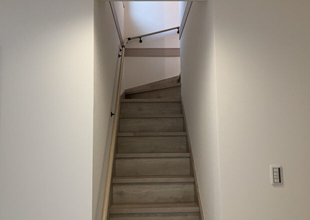 【内装】建物の上下階の通路である階段は、その位置によって動線や室内の印象が大きく左右されます。手摺にも重要な役割があり、転倒の防止・歩行や動作を円滑にして日常生活を支えることを主な目的として設置されています。