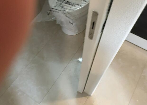 【浴室乾燥機リモコン】浴室乾燥機リモコンは、浴室乾燥機を操作するためのリモコンです。タイマー設定や温度設定などが簡単にできるものが便利です。また、浴室暖房機能が付いているものなら、寒い季節でも快適に浴室を利用できます。