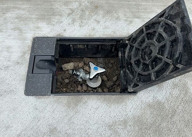 【外水栓】外水栓は、庭の水やりや洗車など、様々な用途に使える便利な設備です。ホースがしっかりと接続できるもの、水圧が安定しているものなど、使い勝手の良いものを選びましょう。また、凍結防止機能が付いているものなら、冬場でも安心して使用できます。