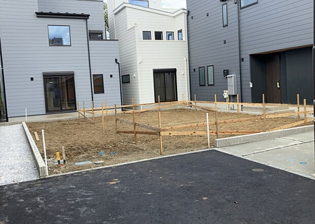 【外観_3】現地に行くなら、物件の周囲の地形がどうなっているかを見ることも大切です。周辺より低くなっている土地では、大雨などで水が集まりやすいため、地盤が弱くなっているということも考えられるため、注意が必要です。