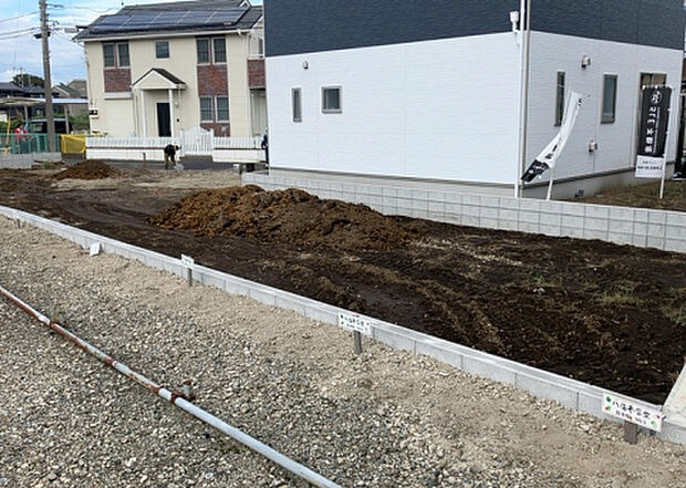 【外観_3】現地に行くなら、物件の周囲の地形がどうなっているかを見ることも大切です。周辺より低くなっている土地では、大雨などで水が集まりやすいため、地盤が弱くなっているということも考えられるため、注意が必要です。