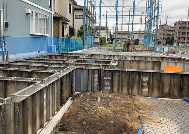 【外観_3】現地に行くなら、物件の周囲の地形がどうなっているかを見ることも大切です。周辺より低くなっている土地では、大雨などで水が集まりやすいため、地盤が弱くなっているということも考えられるため、注意が必要です。