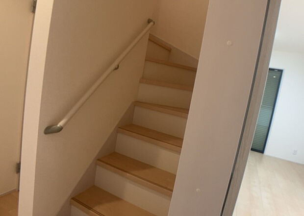 【内装】建物の上下階の通路である階段は、その位置によって動線や室内の印象が大きく左右されます。手摺にも重要な役割があり、転倒の防止・歩行や動作を円滑にして日常生活を支えることを主な目的として設置されています。