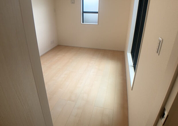 【洋室】洋室のメリットは重い家具が置きやすく、身の回りが整理しやすいことです。 床がフローリングのため畳とは異なり凹みにくいです。 クローゼットなど収納が豊富で、普段使わない旅行カバンや服の整頓も簡単にです。