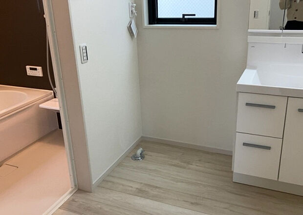 【ランドリースペース】ランドリースペースも気になります。洗濯機置場があり「洗う、干す、取り込む、アイロンがけ、たたむ」など、洗濯に関する家事をするための空間です。広さや収納など付帯設備も含めて、詳細は現地でご確認ください。