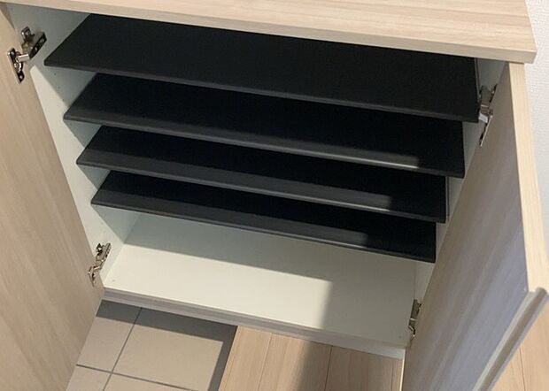 【玄関収納】玄関収納は、靴や傘、コートなどをスッキリと収納できるだけでなく、来客時に見せる顔となるため、家の顔とも言えます。収納量だけでなく、デザイン性も重視したいところです。ミラー付きの収納であれば、外出前の身だしなみチェックにも便利です。