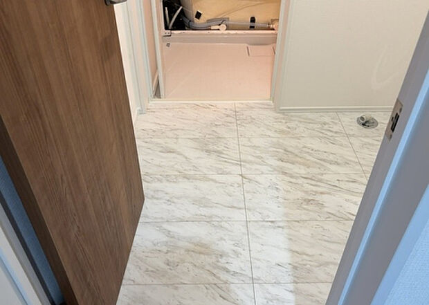 【脱衣場】多くの戸建て住宅で見かける洗面脱衣所は、洗面台と洗濯機が2畳ほどのスペースに並べられていて、洗面所が脱衣所を兼ね備えている間取りが一般的です。お客様が利用することもある、パブリックな空間でもあります。